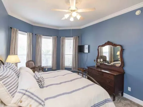 Quiet Cottage; Close to Beach, Pool & Shopping - Jacuzzi