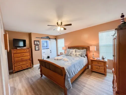 Stylish Intercoastal Blue Bungalow -3 min to Daytona Beach