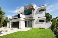 Posh Luxury Modern Home with Pool Spa and Rooftop Deck Các khách sạn gần Los Encinos State Historic Park