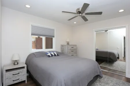 One bedroom, new construction in Pacific Beach Отели рядом с достопримечательностью «Мишен Бич»