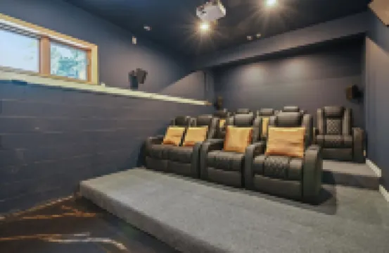 5 BR Luxury Escape with Hot Tub, Home Theater, Arcade, Min from Lake & Slopes