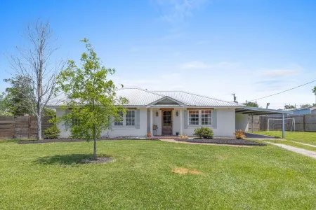 Cozy Sulphur Getaway, Pool & Basketball Court