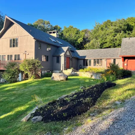 Spacious + Private Ski Lodge on 20+ Acres - 10 min to Stratton, 5 min to Bromley