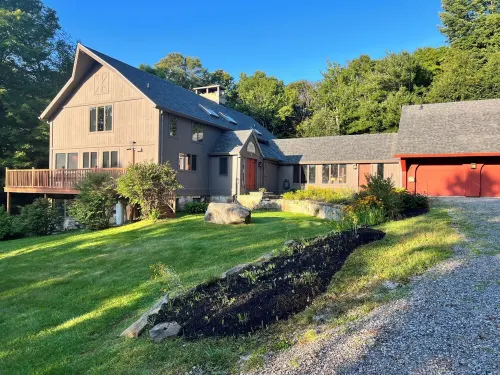 Spacious + Private Ski Lodge on 20+ Acres - 10 min to Stratton, 5 min to Bromley