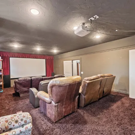 Downtown loft in the heart of Lodi. Great for large groups!