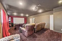 Downtown loft in the heart of Lodi. Great for large groups!