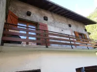 GITE LA BALMETTE A 12 MN EAU D'OLLE EXPRESS - Sleeps 8 or 16 فنادق في Allemont