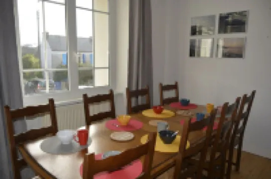 House 5 Bedrooms, 2 bathrooms, enclosed garden 800m from Morgat beach