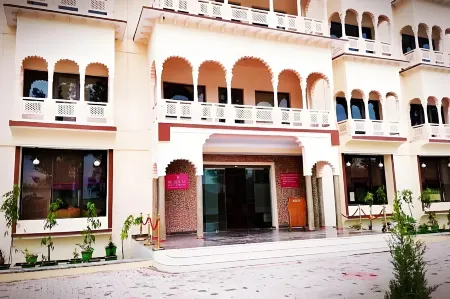 Regenta Shyam Resort Bharatpur Отели рядом с достопримечательностью «SURAJPOL GATE»