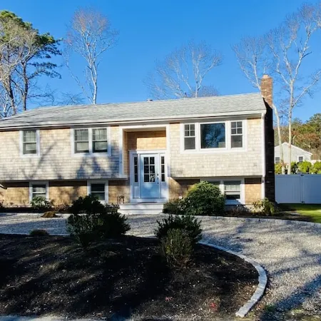 Popponesset modern beach house 6 minute walk to private beach (plenty of beds