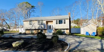 Popponesset modern beach house 6 minute walk to private beach (plenty of beds