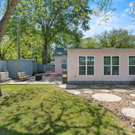 New!  LaMoyne's Place - Charming 2-bedroom cottage in the B&B capitol of Texas
