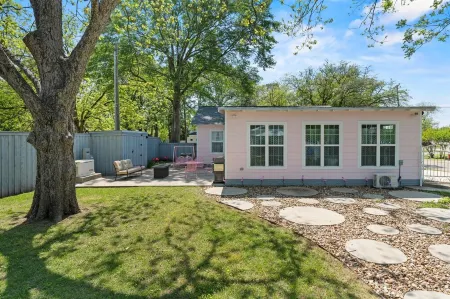 New!  LaMoyne's Place - Charming 2-bedroom cottage in the B&B capitol of Texas