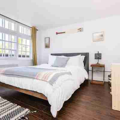 Modern Meets Rustic - 2 Bdrm Old Quebec Rooms