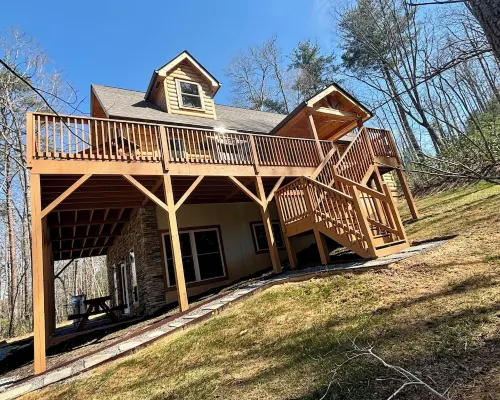 Spacious 5-king bedroom cabin with private bathrooms minutes from Asheville. Hotels in Fairview