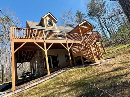 Spacious 5-king bedroom cabin with private bathrooms minutes from Asheville. Отели в г. Фэрвью