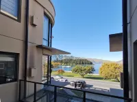 Modern Spacious Town Center Unit with Lake View Hotel di Closeburn