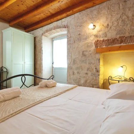 Villa Mama - Traditional Apartments in Omis, Free Parking