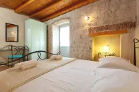 Villa Mama - Traditional Apartments in Omis, Free Parking Hotels in Lokva Rogoznica