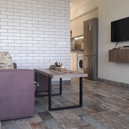 2 Bed Flat - Sleeps 6 - Pets - Pool - Parking