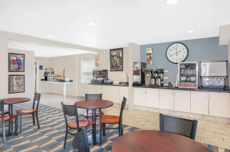 Microtel Inn & Suites by Wyndham Clear Lake Отели в г. Клир Лейк