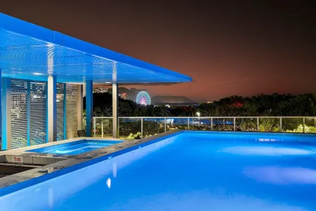 Coastal Harbour Lights I Pool, Gym & Prime Location
