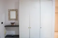 Cozy Studio Room to Rent in Johannesburg City Hotels in Bryanston