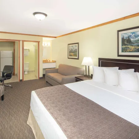 Travelodge by Wyndham Golden Sportsman Lodge