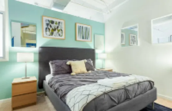 在時髦的倉庫區域的閣樓生活