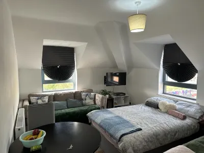 Charming 6-Bed Apartment in Wembley Area