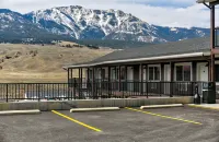 Roosevelt Hotel - Yellowstone - parking