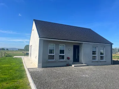 Magilligan - Cottage - Sleeps 6 - Parking - Garden