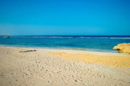 Oyster Bay Beach Suites Отели рядом с достопримечательностью «Bridge of Royal Tulip Beach Resort»