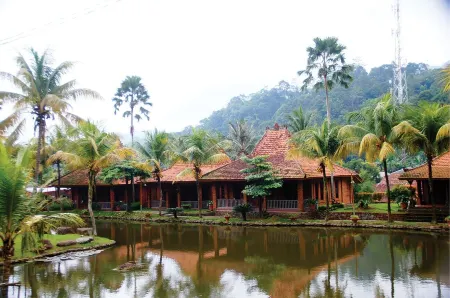 KAMPUNG TURIS RESORT & WATERPARK Отели в г. Tanjungsari
