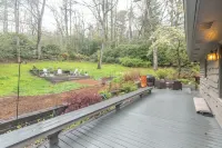 2-Bedroom House with Spacious Outdoor Living area in Mirror Lake neighborhood