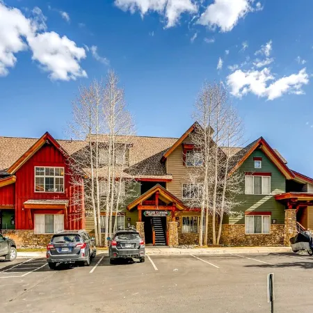 Beautiful condo next to trails, lake, skiing, shops and restaurants! Hot tub!