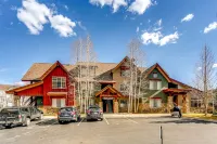 Beautiful condo next to trails, lake, skiing, shops and restaurants! Hot tub!