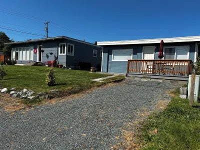 Mount Baker view free standing cottage with a small deck. Very clean and quiet! Hotels near Guemes Island