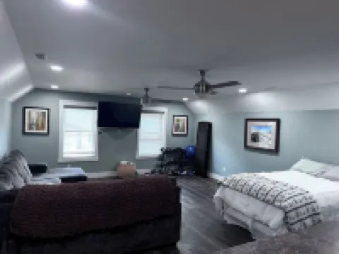 Beautiful Lake House with Private Sandy Beach, Hot Tub, Kayaks, 5 Beds, 5 Bath