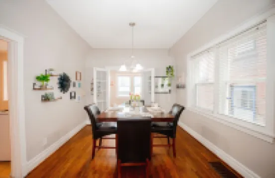 Charming STL Brick w/ firepit-  KingBed- 5min Botanical Garden