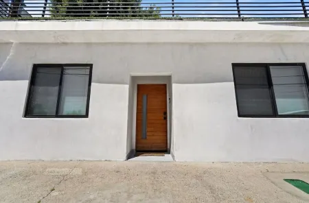 New Modern 2BR/1Bath Guest House, Pet Friendly near Penmar Golf Course!