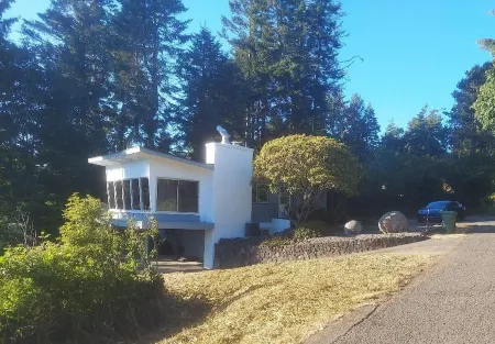 Southern Oregon Mid -Century Coastal Charmer Summer Discount- Aug & Sept 2025