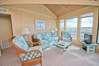 Sweeping Views - Oceanfront Home with Expansive Beach فنادق في Emerald Isle