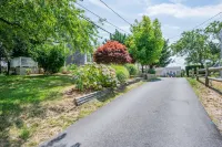 Private Beach Access and Outdoor Shower - Charming Coastal Haven Hotels in Dennis Port