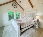 Custom Home with Wet Bar and Hot Tub - Stunning Luxury Escape