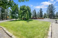 Amazing Outdoor Spaces and Fully Stocked Kitchen - Charming Cozy Retreat Hotels in Deschutes County