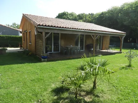 Maison en Bois à la Campagne. Animaux de Compagnie Acceptés Отели в г. Корм-Руайяль