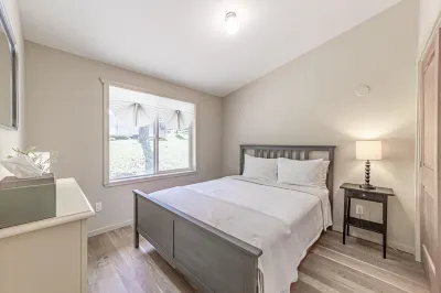 Newly Built, Dog-Friendly, Colorful Creekside Home - One Mile to the Ocean Hôtels à proximité de : Event Center on the Beach