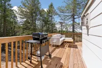 Expansive Outdoor Deck and Relaxing Hot Tub - Unique Scenic Retreat Hotel a Cascade