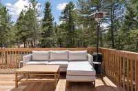 Expansive Outdoor Deck and Relaxing Hot Tub - Unique Scenic Retreat Hotel a Cascade